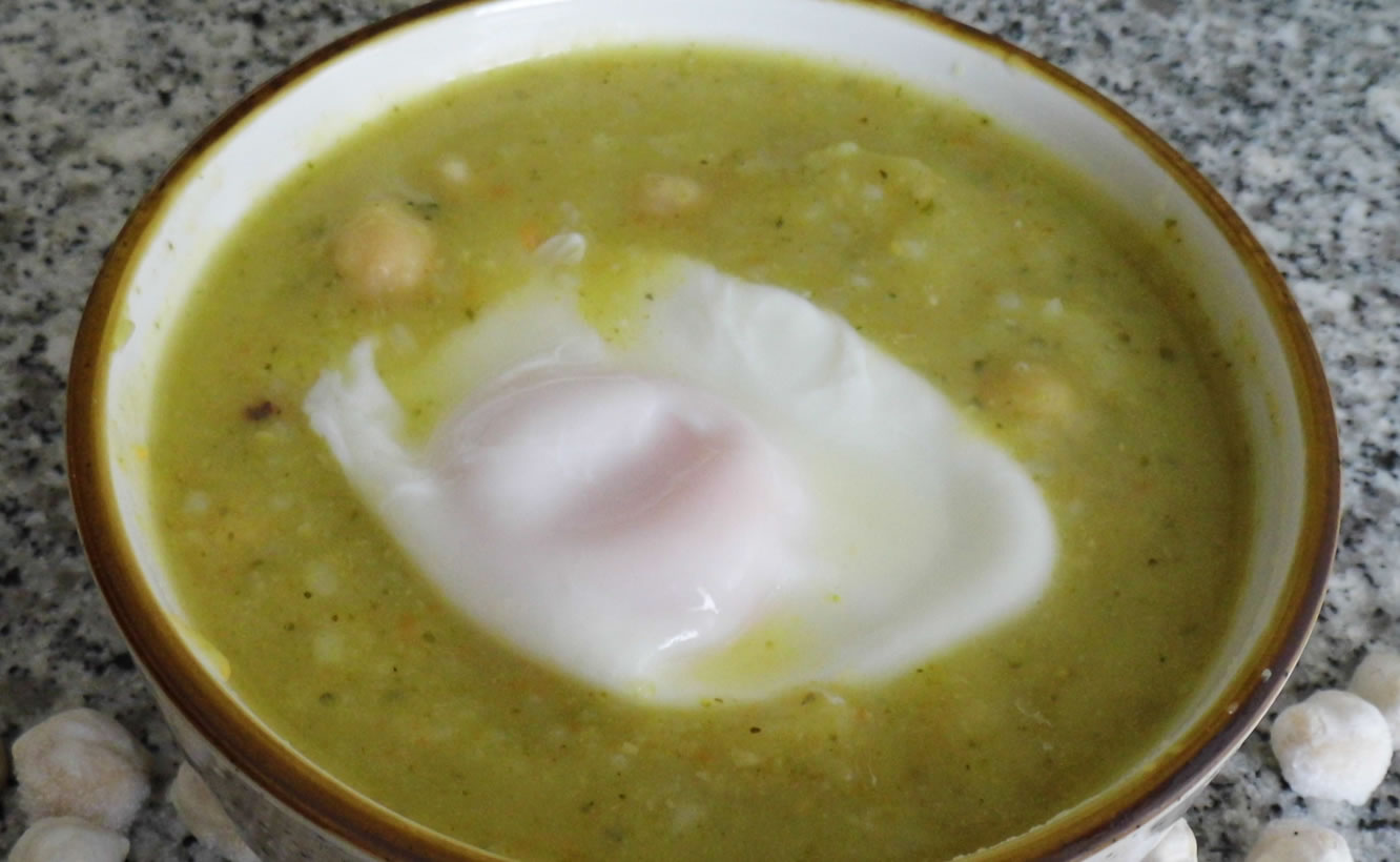 Sopa de Brocolos com Ovo Escalfado