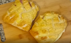 Pão caseiro recheado com queijo e fiambre