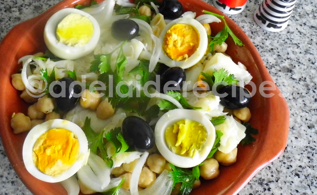 Bacalhau com grão, ovo e azeitonas