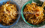 Noodles com carne e legumes